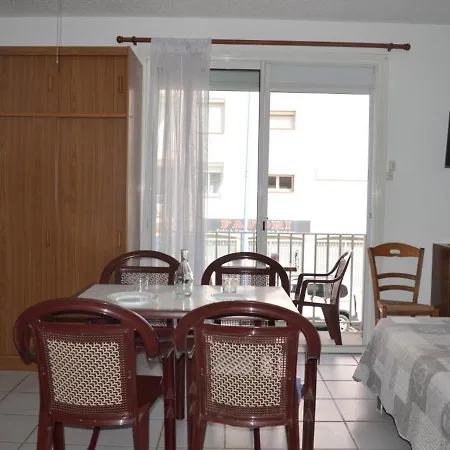 Apartment Climatise Avec Balcon Et Parking, A Deux Pas De La - Fr-1-225d-125 *